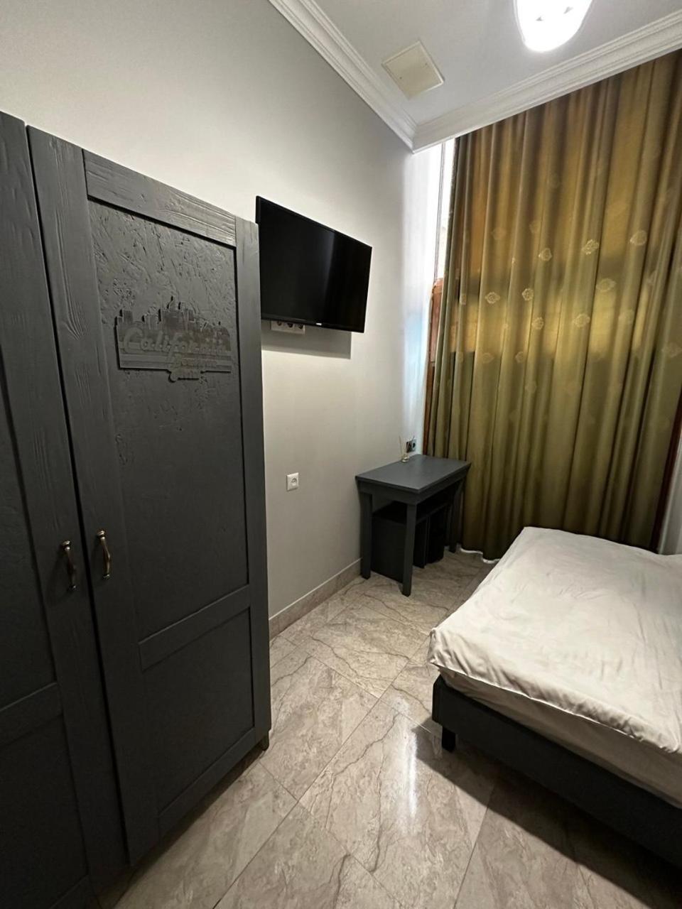 Hotel & Apartments California Yerevan Exterior photo